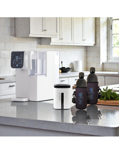 pack eau osmosée hydrogénée bouteille eau biophotonique dans une cuisine moderne