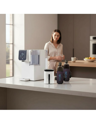 osmoseur domestique sur plan de cuisine avec générateur d'hydrogène moléculaire dissous et deux bouteilles eau biophotoniques